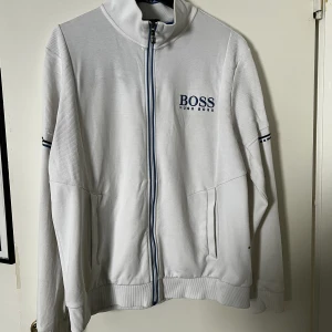 Hugo boss tröja  - Vit Hugo Boss tröja som inte finns att köpa längre. Skick 8/10. Storlek L  Köptes för 1800 kr och säljs för 800 kr 