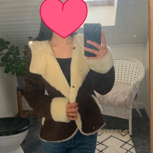 Brun vintage mockajacka  - En super snygg mockajacka med päls som är perfekt nu till våren! Jackan är i strl M men den sitter bra på mig som oftast har storlek xs/s i jackor. Tyvärr kommer inte jackan till användning då det inte riktigt är min stil längre  PRIS GÅR ATT DISKUTERA 💗
