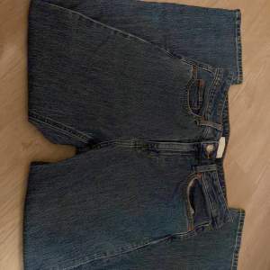 Blåa jeans från H&M i strlk 38, ⚠️Inte jätte baggy och i använt skick🫶 Använder mig inte av ”köp nu” funktionen, om du är intresserad kontakta mig❤️ 