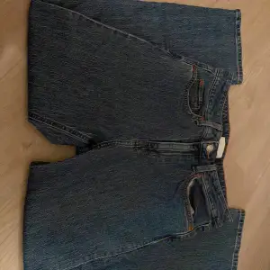 Blåa jeans från H&M i strlk 38, ⚠️Inte jätte baggy och i använt skick🫶 Använder mig inte av ”köp nu” funktionen, om du är intresserad kontakta mig❤️ 