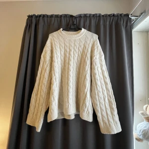 Stickad tröja - Supermjuk och go stickad tröja. Knappt använd, så gott som ny!