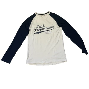 Peak longsleeve - Hej! Säljer denna superfina Peak Performance longsleeve i herrmodell men som passar unisex. Skick = 10/10! Köptes i Hanssons i Åre för 699 kr! Storlek S - sitter true to size! Hör av dig vid ytterligare funderingar🤗💯