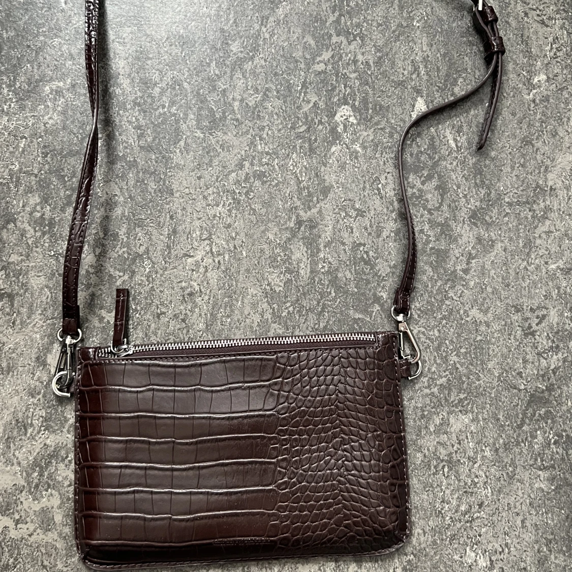 Crossbody väska vinröd 