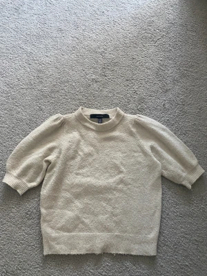 Super Söt topp!  - Jag säljer en jätte gullig topp från vero Moda! Toppen sitter super fint o är i ett jätte skönt material. Tröjan är i Xs men är stretchig så passar de flesta. 🫶🏼🫶🏼
