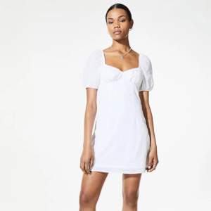 Säljer en vit klänning i storlek 40, från HM🤍 Helt oanvänd, prislappen sitter kvar. Den har en dragkedja på sidan. Säljer den för att den inte passar mig🤍