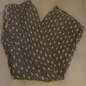 Pyjamasbyxor med pingviner på💓inga defekter strl S men passar xs och m även eftersom de är stretchiga