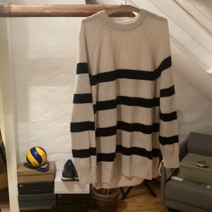 Vit o svart tröja - En fett tröja från lager 157 som jag har inte använt mycket  Säljer på grund av att den är ganska stor och inte riktigt min stil  Pris går diskuteras! 🧌