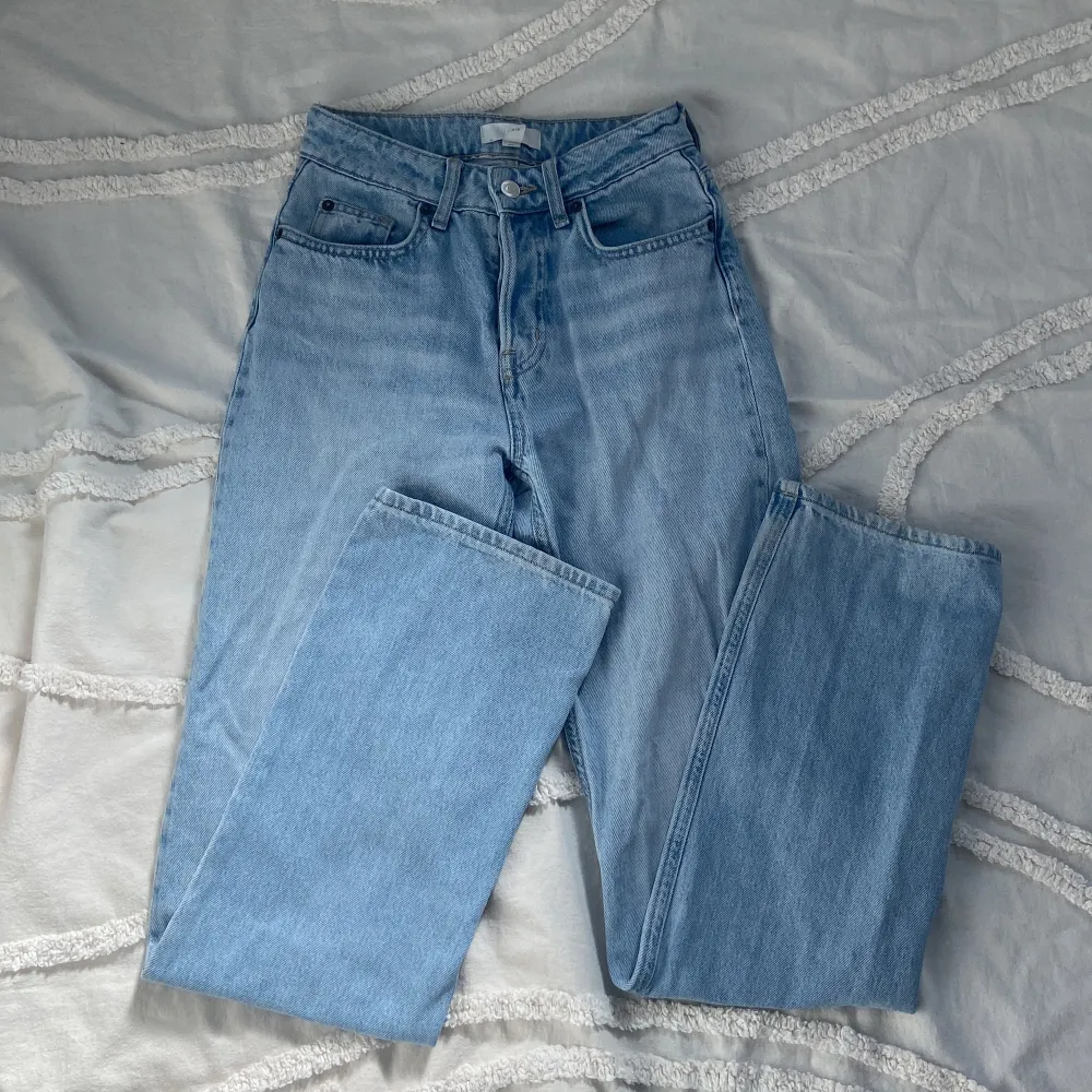 Säljer dessa byxor från hm nu för dom har blivit för små de är storlek 34 dom är mid till high waist. Dom är raka och ser ut som nya!💗. Jeans & Byxor.