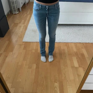 Lågmidjade replay jeans - Säljer snygga replayjeans. Bra skick, bra längd på mig 173💕