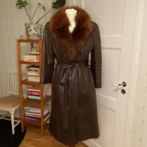 Vintage skinnkappa med pälskrage - Jättefin kappa i otroligt kvalitet. Passar XS till liten medium.