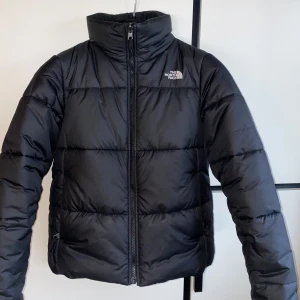 The North face jacka  - North Face jacka i nyskick. Jackan är i storlek S, och är endast använd 1 vinter. Nypris 2700 ⭐️