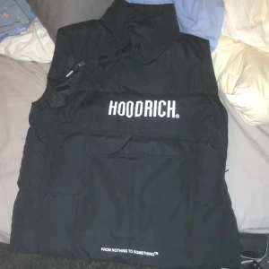 Hoodrich väst - Säljer för den va för stor men använd en gång och är riktigt bra nu när det är kyligt. Köpte för 1100 och är en mycket bra väst men lite stor på mig. Skriv om ni än intreserad för kan göra mindre än vad jag säljer den för, skicka pris förslag!