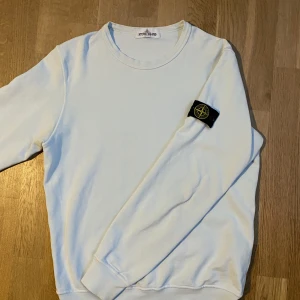 Stone island junior  - Säljer min stone island junior då den är förlåten! Skulle säga att den passar upp till 170 den är väldigt ljusblå i färgen, fint skick 