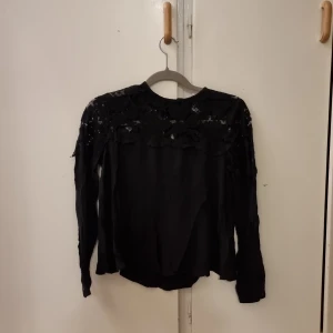 Blus - Svartblus med spets detalj vid axlarna