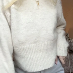 Stickad tröja från weekday - Stickad tröja från weekday! Nypris är cirka 600 kr!💕 beige färg! Inga defekter & lätt att matcha till allt i garderoben!🥰VARM! Strl m & jag är 171 cm!