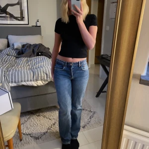 Zara Jeans, 38 - Mid-waist jeans från Zara i storlek 38. Använda ca 5-6 gånger, nytt skick👍🏼 Köparen står för frakten🤍