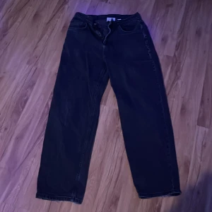 Snygga jeans - Säljer mina jeans då dem inte kommer till användning, jeansen har ett litet hål nere vid foten, men det är inget som folk lägger märke till.