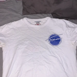 Vintage T-shirt - Märke Tommyjeans, skön passform. Storlek M. Vintage med baktryck. Bor i Örebro 