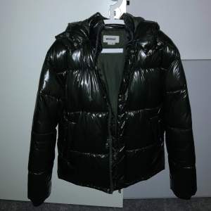 Puffar Jacket från Weekday  Färg: Mörkgrön  Storlek: S  Passar den som är 180-190