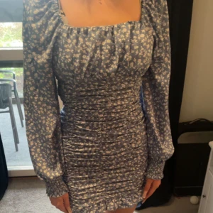 Klänning - Hej! jag säljer denna fina klänning från shein pågrund av att den inte kommit till använding. fint skick, helt oanvänd. kan mötas upp eller köparen står för frakten💓