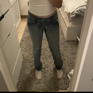 Lågmidjade ragtag jeans - Lågmidjade straightleg jeans från köpta på secondhand. Säljer pga jag inte använder dessa längre.Bra längd för mig som är 167 och strl 29 men passar mig som har 26 i jeans. Jeansen har en gråblå färg och passar bra till vintern.  Köparen står för frakten💕