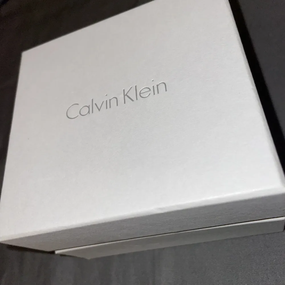 Armband från Calvin Klein, helt nytt i storlek S/L. Ena sidan är roséguld och andra är silver. Nypris är 950kr men jag säljer för 100kr. Accessoarer.