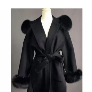 Päls jacka  - Har inte använt den så mycket men vill sälja för har för mycket jackor, stor i storlek , pris kan diskuteras 