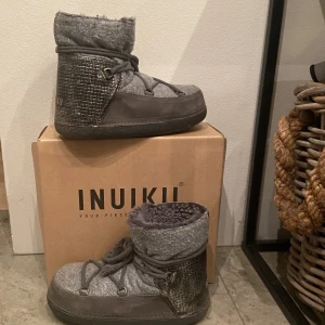 Inuiiki  - Jag säljer dessa supersnygga Inuiikis. Det är köpta förra vintern men inte andvända mycket alls. De köptes gör 4500 för de såldes bara i ett begränsat antal❣️jag säljer de för 1700 men pris kan diskuteras❤️Det är i storlek 41 🙌