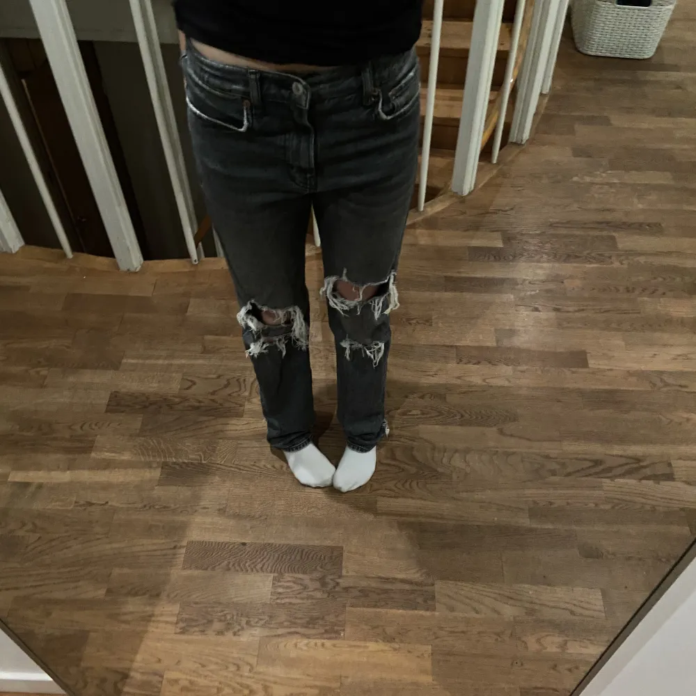 Ett par jätte fina zara jeans som inte säljs längre, de är lågmidjade och har hål på bena. De är absolut skit snygga, men kommer inte till användning längre för mig 🤗. Jeans & Byxor.