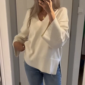 Oversized tröja  - Jättemjuk och skön tröja från bikbok. Populär men aldrig använd, endast provat den. Den är oversized i modellen så passar en XS-M. Nypris var 500kr