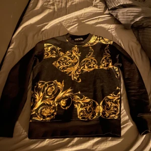 Versace sweatshirt - Äkta Versace tröja köpt på Johnells. Inte så använd.  Nypris 2095kr 