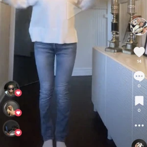 Lågmidjade jeans  - Säljer dessa lågmidjade jeansen från tiger of Sweden! Passar mig som är 171❤️ 36/34 i midjan skulle jag säga. Så fin blå färg 💕💕