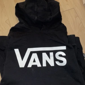 Vans hoodie. - Svart vans hoodie. , storlek 170, men skulle säga en M