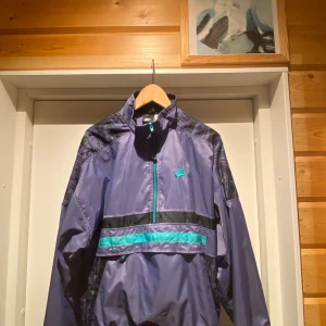 Nike vintage anorak - Nike windbreaker anorak Väldigt bra skick!  Går att dra åt i midja
