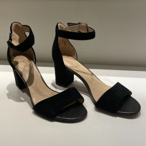 Svarta klackar, äkta skinn - Äkta skinn klackar. Märke: Clarks. Storlek: 37,5. Skick: bra skick. Pris kan diskuteras vid snabb affär.❤️