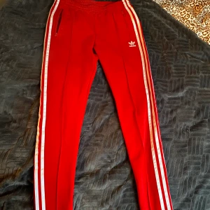 Adidas byxor - Ett par sköna röda adidas byxor köpta från jd sport. Mid rise