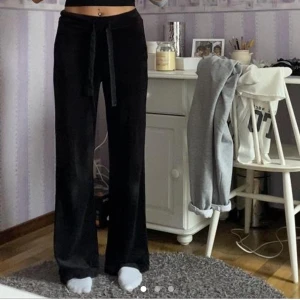Svarta mjukisbyxor  - Från Lindex. I velour så väldigt mjuka o sköna. Raka i benen o högmidjade. Tycker inte om passformen så används inte längre, fint skick. Bilder från min Depop : glitterte