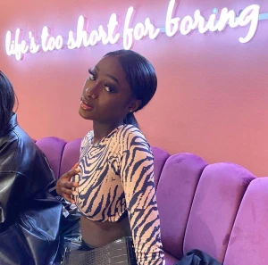 ”Tiger print” långärmad tröja  - använd fåtal gånger, ser och känns ny  Passar mig med storlek xs Storlek: Xs