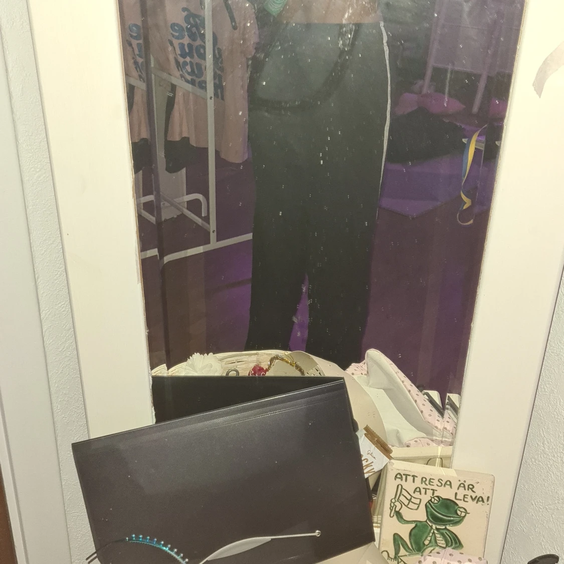 Ett par svarta mjukis byxor med wn vit rand - 91