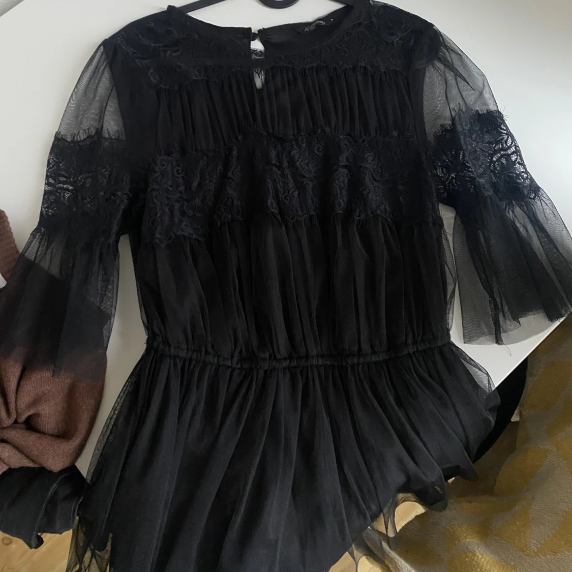 Blus i spets och mesh - 90