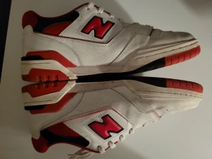 New balance 550 - Skorna är använda i några dagar och har blivit lite missfärgade nära sulan. Men borde gå lätt att skrubba bort. Pris går att diskutera!