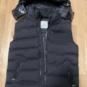 Moncler väst - Säljer min brors väst då han inte har någon användning för den! As snygg! Storlek S/M