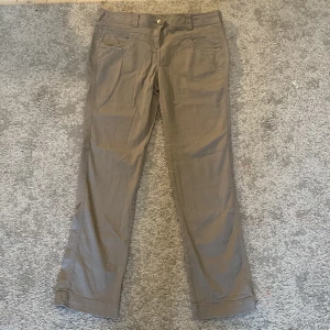 Yessica Jeans  - Ett par gråa Yessica Jeans som aldrig är använda och har inga skador eller fläckar. Fickorna är dekorerade med stenar.