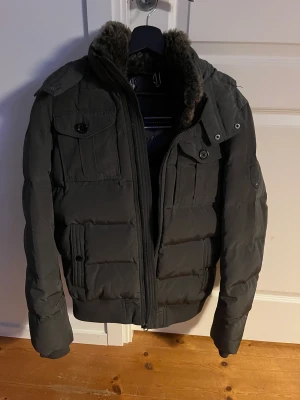 Vinterjacka Tommy Hilfiger  - Varm Tommy hilfiger jacka.  Storlek S. 