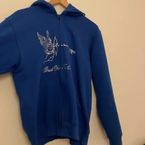 Rhinestone tröja  - Säljer en oanvänd rhinestone zip tröja från best yet to come i modell ”Angel AK47” vilket är en limited edition.   Condition 10/10  Inga flaws och alla stenar sitter kvar  