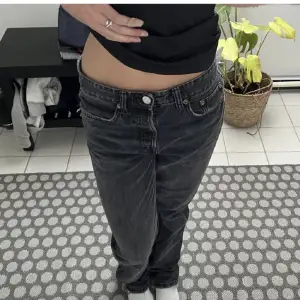 Säljer mina mid waist svarta jeans från weekday. Pris kan diskuteras, skriv om du har frågor😊(första bilden är lånad, skriv för egna)