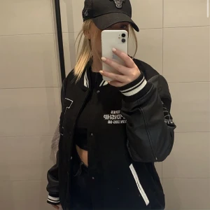 Svart Varsity jacket - Säljer denna snygga varsity jacket. Köpt för 899kr. Använd fåtal gånger! Skriv för mer information eller bilder 💞