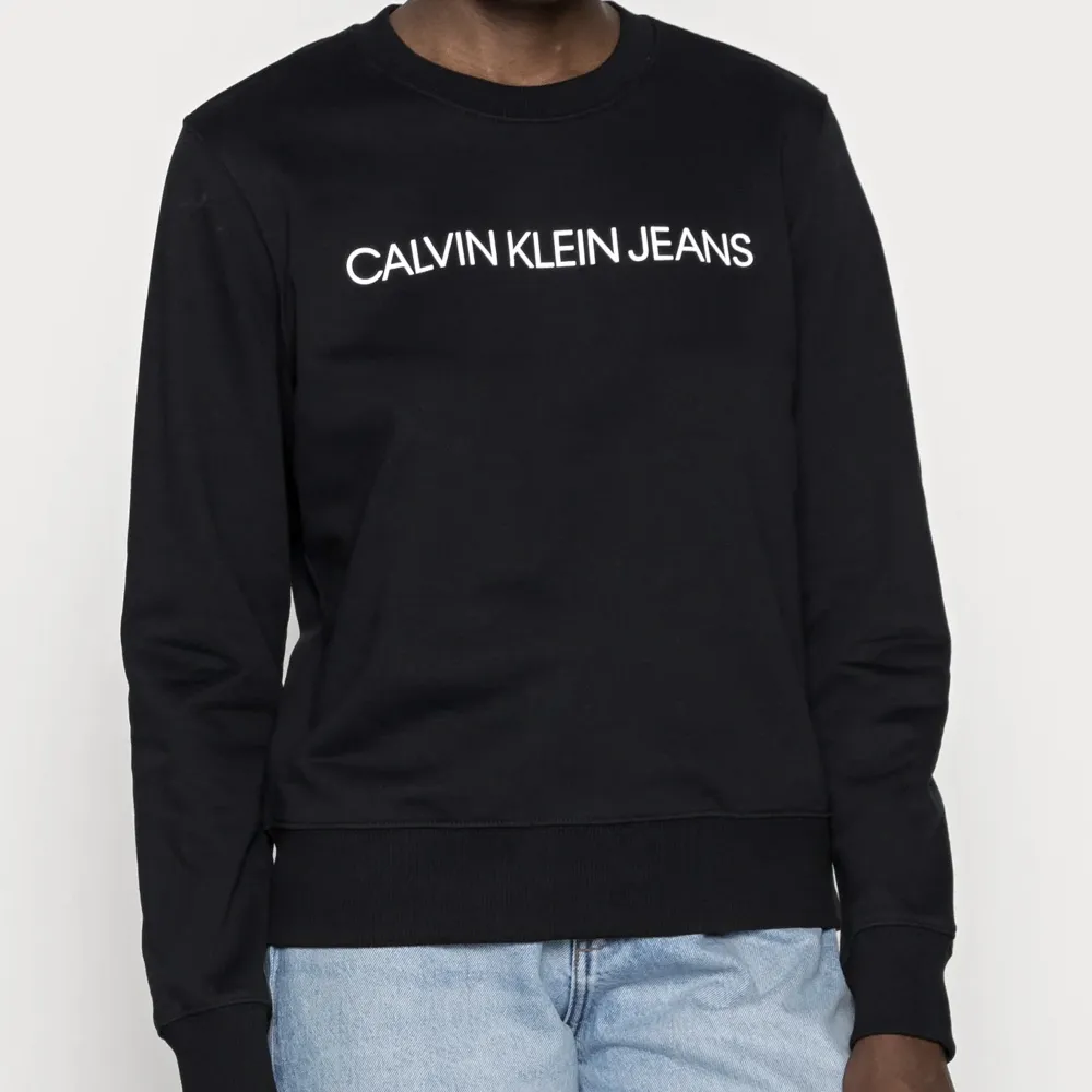 Svart sweatshirt från Calvin Klein passar M & L.. Tröjor & Koftor.
