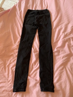 Svarta jeans ”snake” från Lager 157 - Fint skick strl s