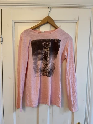 Snygg långärmad tröja! - Fin med gullig bild på 